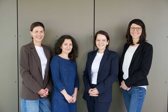 Foto Mitarbeiter im Young Carer Hub Projekt (v.l.n.r. Aida Mrkalic, Olga Schamow, Prof. Dr. Veronika Anselmann, Sinika-Marie Schneider)
