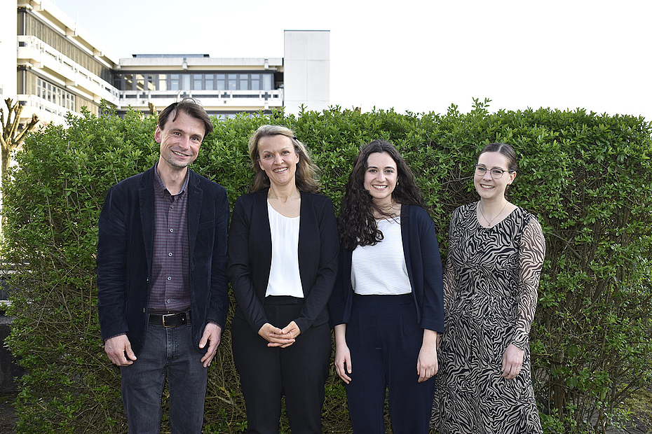 Foto Team des Weiterbildungsbereichs am ZQM: Prof. Dr. Stefan Faas, Christiane Müller, Alicia Götz und Lisa Stehle (von links)