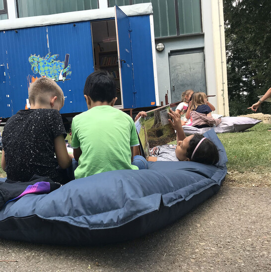 Foto Foto Kinder beim lesen im Freien