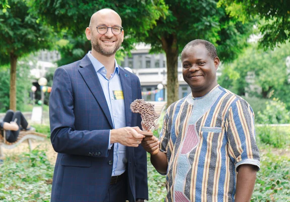 Foto (v.l.) Rektor Prof. Dr. Kim-Patrick Sabla-Dimitrov, Dr. Marius Kuessi Sohoudé