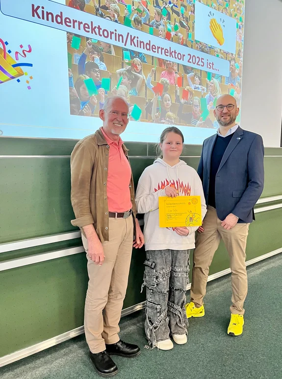 Foto v.l. Prof. Dr. Hans-Dieter Körner, Kinderrektorin Lisa-Sofie und PH-Rektor Prof. Dr. Kim-Patrick Sabla-Dimitrov