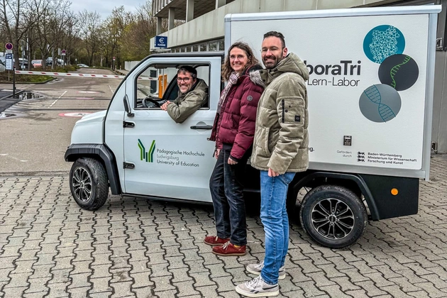 Juniorprofessor Dr. Jan Winkelmann, Dr. Isabelle Heinisch und Prof. Dr. Hannes Helmut Nepper (v.l.n.r.) bei der Übergabe des Make-MINT-Mobil.