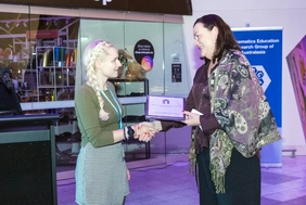 Foto: Prof. Jill Fielding von der University of New England in Australien (rechts) gratuliert Dinah-Marie Wiedenhöfer zu ihrem Award. Bildquelle: Photo by Ari Rex. 