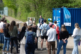 In der blauen Box auf dem Campus befindet sich eine große Auswahl an Sportmaterialien. Bildquelle: Leonie Schnith.