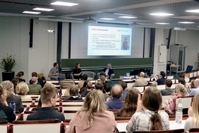 Studierende hatten im Gespräch die Möglichkeit, ihre eigenen Fragen einzubringen. Bildquelle: PH Schwäbisch Gmünd. 