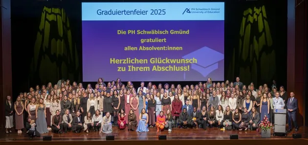  Die Absolventinnen und Absolventen bei der Graduiertenfeier 2025. Bildquelle: Philipp Uhlmann. 
