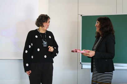 Foto Andrea Karimé mit Prof. Dr. Nazli Hodaie