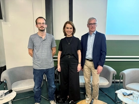 v.l.n.r.: Domenic Böttger, Ministerin Petra Olschowski, Prof. Dr. Helmar Schöne. Bildquelle: PH Schwäbisch Gmünd 