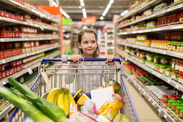 Foto Kind mit Einkaufswagen
