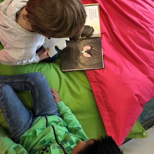 Foto zeigt zwei Kinder beim lesen
