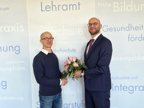 Rektor Sabla-Dimitrov dankt Herrn Rellstab für seine Arbeit als Prorektor für Forschung und Internationalisierung. 