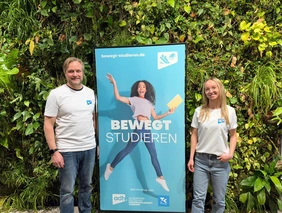 Prof. Dr. Jochen Mayer und Leonie Schnith beim Projektauftag in Tübingen. Bild: Anna-Carolin Rosenkranz 